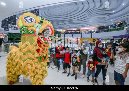 Bogor, Indonesia. 01st Feb, 2022. Performers of a lion dance entertains visitors during the Lunar New Year celebrations at a shopping mall in Bogor Regency, West Java, Indonesia on February 1, 2022. A lion dance are often invited to perform in shopping mall and hotels in many cities to celebrates of Lunar New Year. (Photo by Andi M Ridwan/INA Photo Agency/Sipa USA) Credit: Sipa USA/Alamy Live News Stock Photo