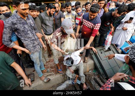 Dhaka, Bangladesh - February 02, 2022: While snatching a woman's mobile phone and fleeing, the public grabbed her and beat her up at Badda in Dhaka. Stock Photo