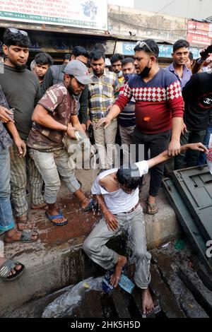 Dhaka, Bangladesh - February 02, 2022: While snatching a woman's mobile phone and fleeing, the public grabbed her and beat her up at Badda in Dhaka. Stock Photo