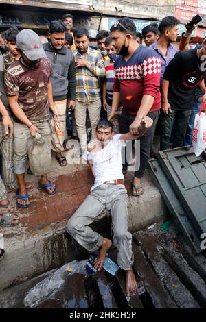 Dhaka, Bangladesh - February 02, 2022: While snatching a woman's mobile phone and fleeing, the public grabbed her and beat her up at Badda in Dhaka. Stock Photo