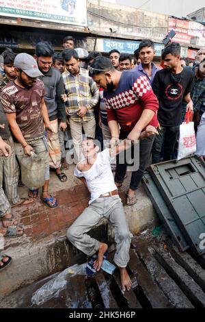 Dhaka, Bangladesh - February 02, 2022: While snatching a woman's mobile phone and fleeing, the public grabbed her and beat her up at Badda in Dhaka. Stock Photo