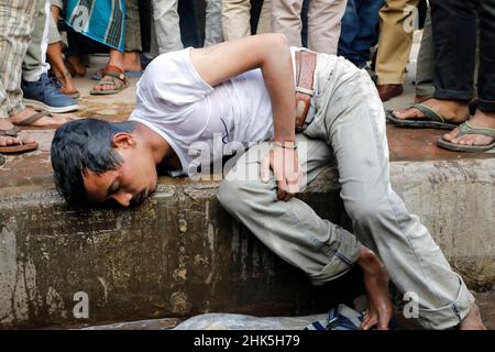 Dhaka, Bangladesh - February 02, 2022: While snatching a woman's mobile phone and fleeing, the public grabbed her and beat her up at Badda in Dhaka. Stock Photo