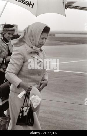 Queen Elizabeth II Heathrow Airport July 1984 with Princess Margaret and Corgis Stock Photo