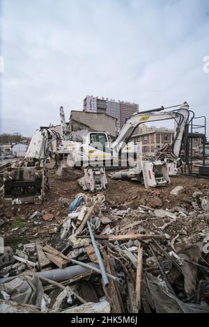 Demolition work in the Bonnefoy district in Toulouse (France), near the Matabiau train station and the Canal du Midi, continues for nine months. Both sides of the avenue de Lyon will be completely razed to the ground, to make way for new, taller and more expensive buildings. For several years, local residents have mobilized in vain against this announced gentrification project: the high level of new rents should see the profile of the population profoundly modified. Toulouse, February 2, 2022. Photo by Patrick Batard / ABACAPRESS.COM Stock Photo