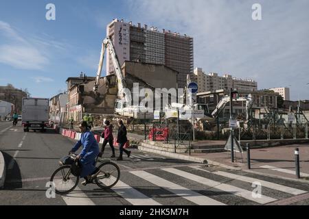 Demolition work in the Bonnefoy district in Toulouse (France), near the Matabiau train station and the Canal du Midi, continues for nine months. Both sides of the avenue de Lyon will be completely razed to the ground, to make way for new, taller and more expensive buildings. For several years, local residents have mobilized in vain against this announced gentrification project: the high level of new rents should see the profile of the population profoundly modified. Toulouse, February 2, 2022. Photo by Patrick Batard / ABACAPRESS.COM Stock Photo