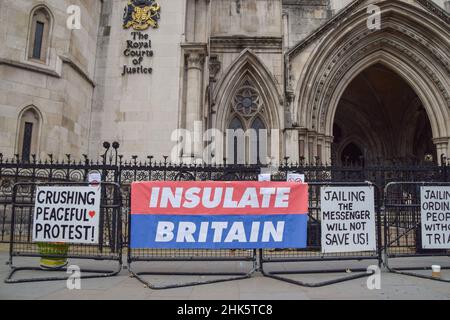 London, UK 2nd February 2022. A protest banner and placards outside the Royal Courts of Justice. 19 Insulate Britain activists were on trial for breaking the M25 injunction. Credit: Vuk Valcic / Alamy Live News Stock Photo