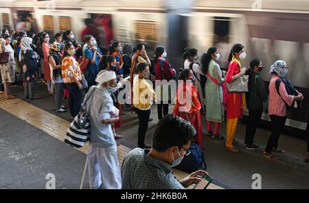 Mumbai, India. 01st Feb, 2022. Commuters wait at the railway station to board the train in Mumbai. Mumbai local trains are the lifeline of the city and it needs revival, there was no mention of the Maharashtra rail projects in the Union Budget which has disappointed the railway passengers association according to Nandkumar Deshmukh (President of Federation of Suburban Passengers Association) Credit: SOPA Images Limited/Alamy Live News Stock Photo