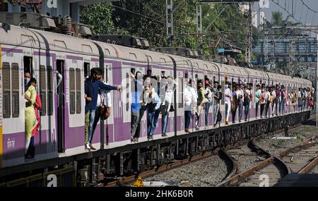 Mumbai, India. 01st Feb, 2022. Commuters are seen travelling in a local train in Mumbai. Mumbai local trains are the lifeline of the city and it needs revival, there was no mention of the Maharashtra rail projects in the Union Budget which has disappointed the railway passengers association according to Nandkumar Deshmukh (President of Federation of Suburban Passengers Association). Credit: SOPA Images Limited/Alamy Live News Stock Photo