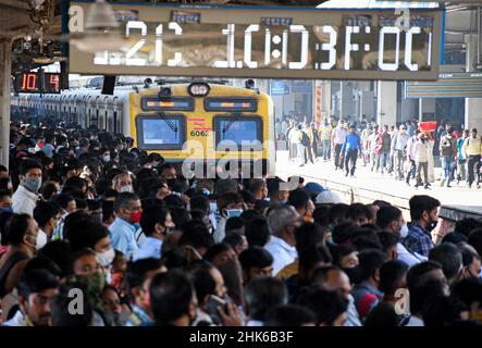 Mumbai, India. 01st Feb, 2022. Commuters are seen waiting on the platform during rush hour as local train arrives on a platform in Mumbai. Mumbai local trains are the lifeline of the city and it needs revival, there was no mention of the Maharashtra rail projects in the Union Budget which has disappointed the railway passengers association according to Nandkumar Deshmukh (President of Federation of Suburban Passengers Association). Credit: SOPA Images Limited/Alamy Live News Stock Photo
