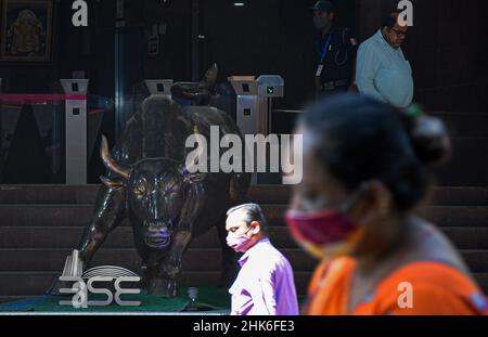 Mumbai, India. 01st Feb, 2022. People wearing protective face masks walk past a statue of bull near Bombay Stock Exchange (BSE) building in Mumbai. Stock prices rise if the Union Budget is perceived positively and the prices of stocks drop if the stock exchange doesn't find the budget in its favour. (Photo by Ashish Vaishnav/SOPA Images/Sipa USA) Credit: Sipa USA/Alamy Live News Stock Photo