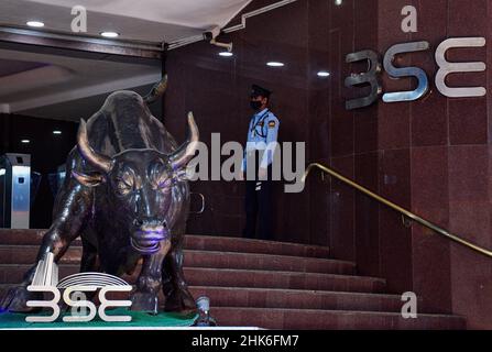 Mumbai, India. 01st Feb, 2022. A security guard is seen standing inside the Bombay Stock Exchange (BSE) building in Mumbai. Stock prices rise if the Union Budget is perceived positively and the prices of stocks drop if the stock exchange doesn't find the budget in its favour. (Photo by Ashish Vaishnav/SOPA Images/Sipa USA) Credit: Sipa USA/Alamy Live News Stock Photo