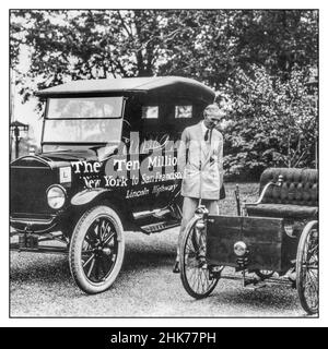 Henry Ford with the very first Ford Quadricycle of 1896 and nex to it the ten millionth Ford Model T car automobile of 1924 New York to San Francisco America USA Stock Photo