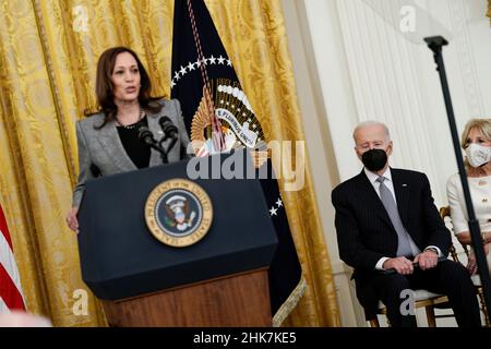 Washington, Vereinigte Staaten. 02nd Feb, 2022. United States Vice President Kamala Harris speaks as US President Joe Biden and his wife first lady Dr. Jill Biden listen at an event to reignite the Cancer Moonshot in the East Room of the White House in Washington, DC on February 2, 2022. Credit: Yuri Gripas/Pool via CNP/dpa/Alamy Live News Stock Photo