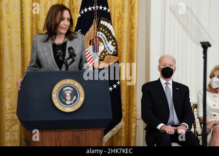 Washington, Vereinigte Staaten. 02nd Feb, 2022. United States Vice President Kamala Harris speaks as US President Joe Biden and his wife first lady Dr. Jill Biden listen at an event to reignite the Cancer Moonshot in the East Room of the White House in Washington, DC on February 2, 2022. Credit: Yuri Gripas/Pool via CNP/dpa/Alamy Live News Stock Photo