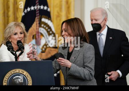 Washington, Vereinigte Staaten. 02nd Feb, 2022. First lady Dr. Jill Biden and US Vice President Kamala Harris at an event to reignite the Cancer Moonshot in the East Room of the White House in Washington, DC on February 2, 2022. Credit: Yuri Gripas/Pool via CNP/dpa/Alamy Live News Stock Photo