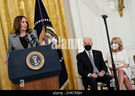 Washington, Vereinigte Staaten. 02nd Feb, 2022. United States Vice President Kamala Harris speaks as US President Joe Biden and his wife first lady Dr. Jill Biden listen at an event to reignite the Cancer Moonshot in the East Room of the White House in Washington, DC on February 2, 2022. Credit: Yuri Gripas/Pool via CNP/dpa/Alamy Live News Stock Photo