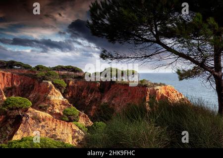 red sandstone rock, Falesia, Olhos d'Agua, Albufeira, Algarve, Portugal Stock Photo