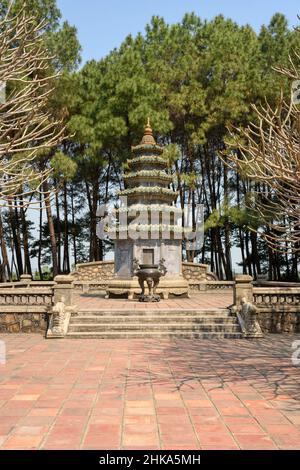 Thien Mu Pagoda Complex on the Perfume River, Hue, Thua Thien Hue province, central Vietnam Also known as the Pagoda of the Celestial Lady Stock Photo