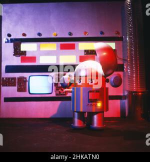Alpha 5, Computerspielshow für Kinder, Deutschland 1981 - 1985, Szenenfoto mit Roboter Alfi, der die Kinder auf ihrem imaginären Flug zur Raumstation begleitet. Stock Photo