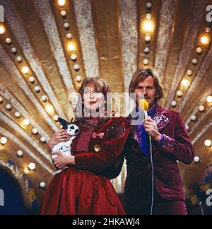 Plattenküche, Musik- und Comedyshow, Deutschland 1976 - 1980, Moderatoren Helga Feddersen mit Kaninchen und Frank Zander Stock Photo