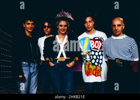 The Other Ones, Pop Band aus Berlin, mit Alf Klimek, Jayney Klimek, beide Gesang, Johnny Klimek, Bass, Uwe Hoffmann, Schlagzeug, Stephan Gottwald, Keyboard, Andreas Schwarz-Rusczynski, Gitarre, hier in der ZDF Hitparade, 1988. The Other Ones, Pop band from Berlin, with Alf Klimek, Jayney Klimek, both vocal, Johnny Klimek, bass, Zwe Hoffmann, drums, Stephan Gottwald, keyboard, Andreas Schwarz-Rusczynski, guitar, here in the TV chart show: Hitparade, 1988. Stock Photo