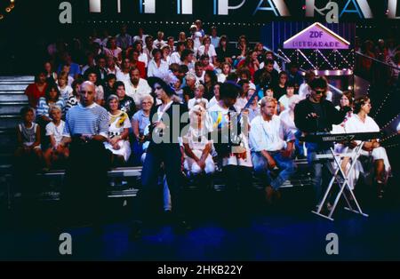 The Other Ones, Pop Band aus Berlin, mit Alf Klimek, Jayney Klimek, beide Gesang, Johnny Klimek, Bass, Uwe Hoffmann, Schlagzeug, Stephan Gottwald, Keyboard, Andreas Schwarz-Rusczynski, Gitarre, hier in der ZDF Hitparade, 1988. The Other Ones, Pop band from Berlin, with Alf Klimek, Jayney Klimek, both vocal, Johnny Klimek, bass, Zwe Hoffmann, drums, Stephan Gottwald, keyboard, Andreas Schwarz-Rusczynski, guitar, here in the TV chart show: Hitparade, 1988. Stock Photo