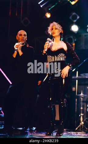 The Other Ones, Pop Band aus Berlin, mit Alf Klimek, Jayney Klimek, beide Gesang, hier bei einem TV-Auftritt, 1988. The Other Ones, Pop band from Berlin, here with Alf Klimek, Jayney Klimek, both vocal, TV performance, 1988. Stock Photo