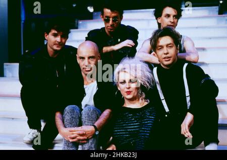 The Other Ones, Pop Band aus Berlin, mit Alf Klimek, Jayney Klimek, beide Gesang, Johnny Klimek, Bass, Uwe Hoffmann, Schlagzeug, Stephan Gottwald, Keyboard, Andreas Schwarz-Rusczynski, Gitarre, hier in der ZDF Hitparade, 1988. The Other Ones, Pop band from Berlin, with Alf Klimek, Jayney Klimek, both vocal, Johnny Klimek, bass, Zwe Hoffmann, drums, Stephan Gottwald, keyboard, Andreas Schwarz-Rusczynski, guitar, here in the TV chart show: Hitparade, 1988. Stock Photo