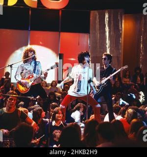 ZDF Disco, Musiksendung, Deutschland 1971 - 1982, Sendung vom 15. Oktober 1977, Mitwirkende: britische Band 'Heavy Metal Kids' mit ihrem Song 'She's No Angel' von ihrem Album 'Kitsch', Deutschland 1977. Stock Photo