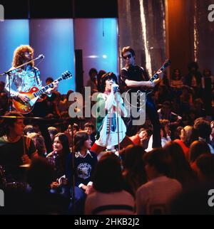 ZDF Disco, Musiksendung, Deutschland 1971 - 1982, Sendung vom 15. Oktober 1977, Mitwirkende: britische Band 'Heavy Metal Kids' mit ihrem Song 'She's No Angel' von ihrem Album 'Kitsch', Deutschland 1977. Stock Photo