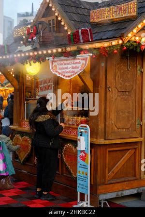 A Christmas market stall requires customers to show proof of 2G vaccination in Düsseldorf, NRW, Germany on Dec. 11, 2021 Stock Photo