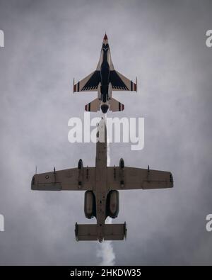 Maj. Ryan 'Slinga' Yingling, United States Air Force Air Demonstration Squadron 'Thunderbirds' operations officer, and Maj. Haden 'Gator' Fullam, A-10 Thunderbolt II Demonstration Team commander and pilot, fly in trail formation over Fort Huachuca, Arizona, Jan. 31, 2022. The two Air Combat Command demonstration teams flew together in formation to celebrate ACC's 30th anniversary and the Air Force's 75th birthday. (U.S. Air Force photo by Staff Sgt. Andrew D. Sarver) Stock Photo