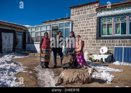 (220204) -- LHASA, Feb. 4, 2022 (Xinhua) -- Tenzin Drolma (2nd R) poses for pictures with her family in Gyaga Village of Damxung County, southwest China's Tibet Autonomous Region, Jan. 18, 2022. Tenzin Drolma, 21, was born on the grassland near Lake Namtso in Tibet. In 2020, she was admitted to Jiangsu Food and Pharmaceutical Science College in east China's Jiangsu Province as a Chinese pharmacy major student. The college life in the outside world is fresh to Drolma. She met many new classmates and made many friends. When winter vacation came, Drolma returned to her beloved home. 'I leav Stock Photo