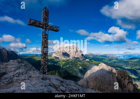 The eastern face of Saslonch, Sassolungo or Langkofel, seen from the cross on the summit of Grand Cir. Stock Photo