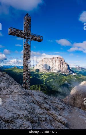 The eastern face of Saslonch, Sassolungo or Langkofel, seen from the cross on the summit of Grand Cir. Stock Photo