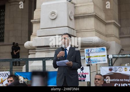 Ciudad De Buenos Aires, Argentina. 03rd Feb, 2022. The lawyer Osvaldo Pérez Sammartino, in front of the court building, giving a speech to the demonstrators in the march for the defense of an independent justice. (Photo by Esteban Osorio/Pacific Press) Credit: Pacific Press Media Production Corp./Alamy Live News Stock Photo