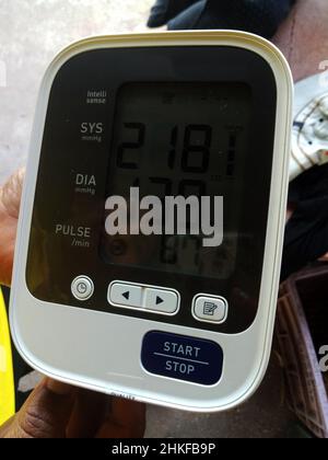 https://l450v.alamy.com/450v/2hkfb9p/doctor-visit-and-use-sphygmomanometer-upper-arm-blood-pressure-meter-gauge-and-oxygen-saturation-sphygmomanometer-pulse-oximeter-for-check-healthy-per-2hkfb9p.jpg