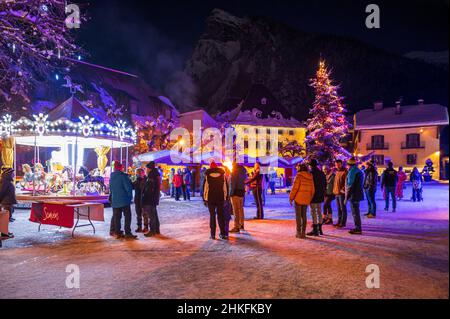 France, Haute-Savoie (74), Chablais massif, Samoëns, Grand Massif, Christmas market in the village centre Stock Photo