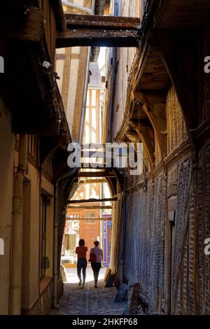 France, Aube, Troyes, the old medieval city, la ruelle des Chats (Cats Alley), half-timbered house or house with timber framings Stock Photo
