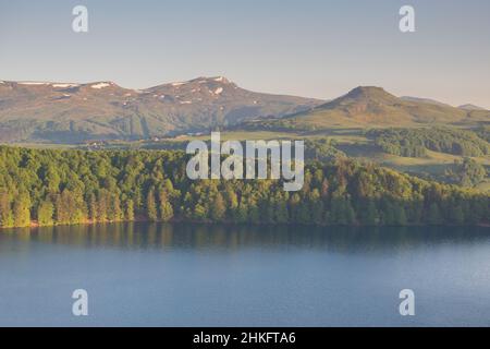 France, Puy de Dome, Besse et Saint Anastaise, Parc Naturel Regional des Volcans d'Auvergne (Natural regional park of Volcans d'Auvergne), Cezallier, the Lac Pavin, volcanic maar lake, the Monts Dore in the background, Sancy Stock Photo