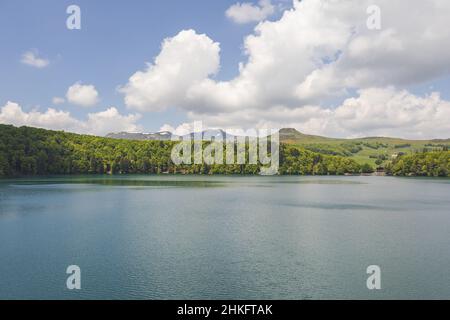 France, Puy de Dome, Besse et Saint Anastaise, Parc Naturel Regional des Volcans d'Auvergne (Natural regional park of Volcans d'Auvergne), Cezallier, the Lac Pavin, volcanic maar lake, the Monts Dore in the background, Sancy Stock Photo