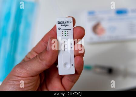 Spain. 04th Feb, 2022. A hand is seen holding a rapid Covid test, also known as antigen test or lateral flow test, showing a positive result in a close up on a table in Barcelona, Spain on February 04, 2022. Covid self tests demand has increased exponentially due to the spread of the covid-19 Omicron variant. (Photo by Davide Bonaldo/Sipa USA) Credit: Sipa USA/Alamy Live News Stock Photo