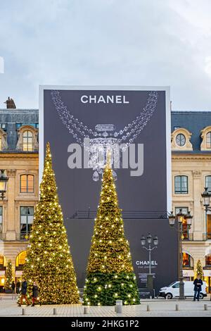 Optikstudio Luxembourg - Garlands is fun and all. But what about a Chanel  Christmas Tree ? This can be seen in our Rue du Cure main window ! #chanel  #chanelbeauty #chanelglasses #chanelglasses😎 #