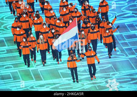 Beijing, China. 04th Feb, 2022. Olympics: Opening ceremony in the Olympic stadium 'Bird's Nest'. The team from the Netherlands with flag bearers Lindsay van Zundert and Kjeld Nuis enters the stadium. Credit: Michael Kappeler/dpa/Alamy Live News Stock Photo