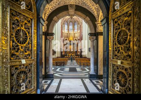 Innenraum der St.-Salvator-Kathedrale in Brügge, Belgien |  Saint Salvator's Cathedral Interior, Bruges, Belgium Stock Photo