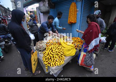 Howrah, West Bengal, India. 4th Feb, 2022. People are procuring the puja materials in the last evening before the Saraswati Puja that will be observed on 5th February, 2022. (Credit Image: © Biswarup Ganguly/Pacific Press via ZUMA Press Wire) Stock Photo