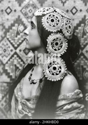 Fitz W Guerin, American photographer -  Young Woman Wearing Crochet on her Head - 1902 Stock Photo
