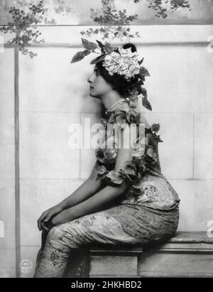Fitz W Guerin, American photographer - Young Woman seated with Vine Draped over Head and Shoulder - 1902 Stock Photo
