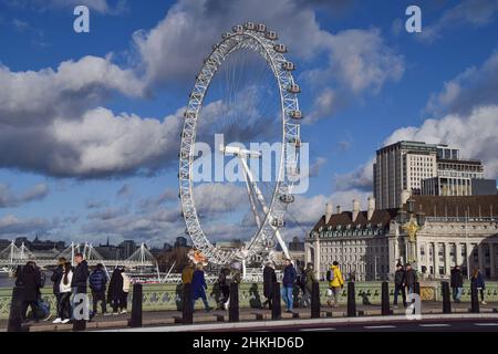 London, UK 4th February 2022. Busy Westminster Bridge and the London Eye on a sunny afternoon. Credit: Vuk Valcic / Alamy Live News Stock Photo