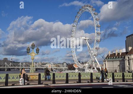 London, UK 4th February 2022. Westminster Bridge and the London Eye on a sunny afternoon. Credit: Vuk Valcic / Alamy Live News Stock Photo